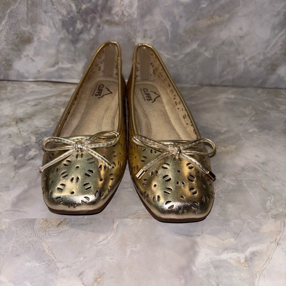 Cliffs by white mountain Metallic Gold Women's Flats